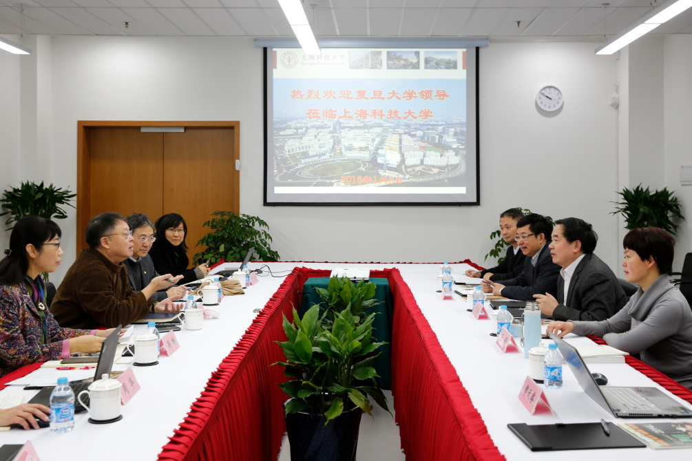 復(fù)旦大學(xué)常務(wù)副校長(zhǎng)包信和一行來(lái)訪(fǎng)我校