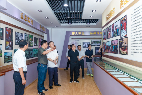 校領(lǐng)導(dǎo)看望上科大安徽涇縣社會(huì)實(shí)踐團(tuán)隊(duì)師生